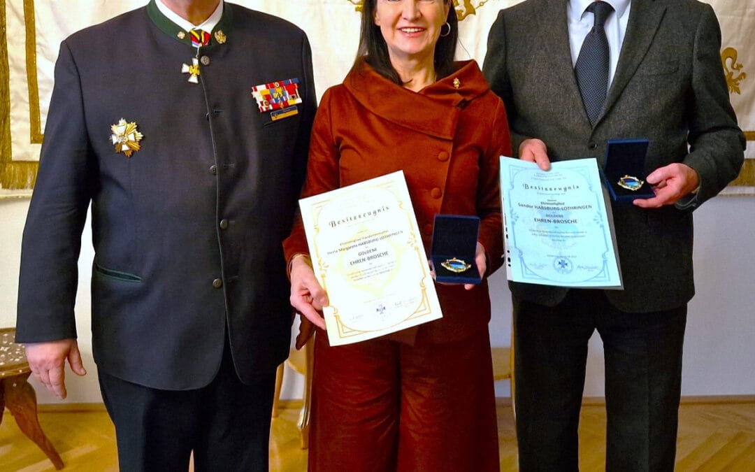 Verleihung der Goldenen Ehrenbrosche des Hollabrunner Kameradschaftsbundes durch Obmann Alfred Deimbacher.