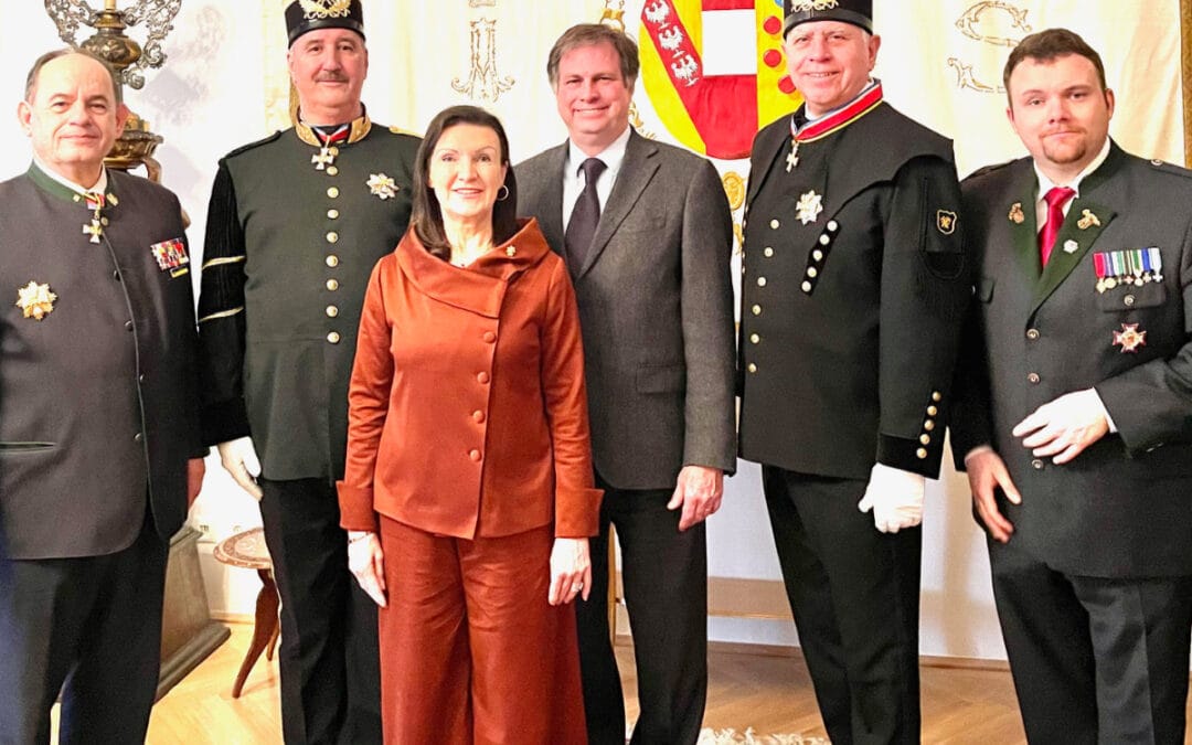 Auszeichnungen der Ehrenzeichen um Traditionspflege von Austria Imperialis im Schloss Schönbrunn.